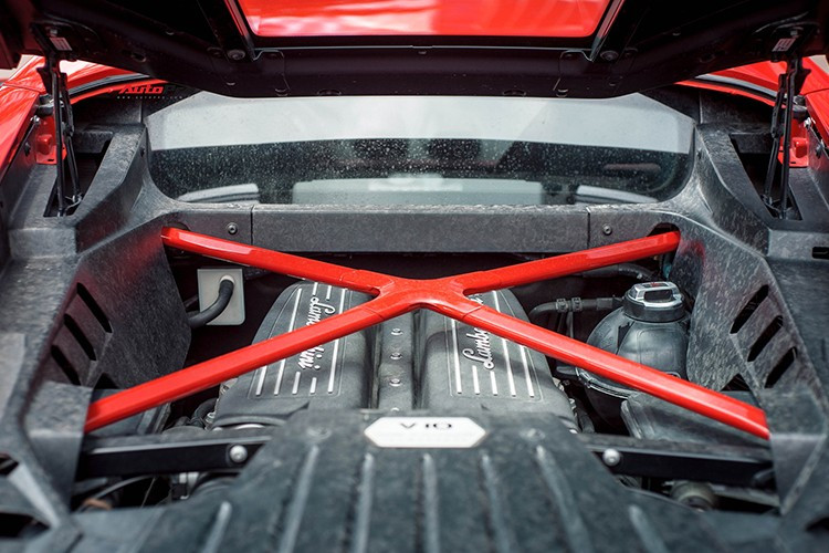 Các nâng cấp khác bao gồm hệ thống treo mới cứng hơn, hệ thống kiểm soát ổn định và độ bám đường được hiệu chuẩn lại. Người điều khiển vẫn có 3 chế độ lái quen thuộc là Strada, Sport và Corsa.