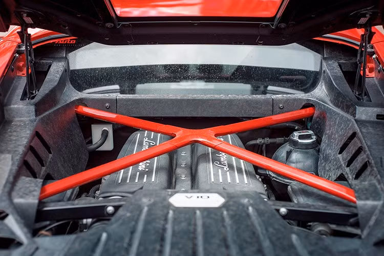 Các nâng cấp khác bao gồm hệ thống treo mới cứng hơn, hệ thống kiểm soát ổn định và độ bám đường được hiệu chuẩn lại. Người điều khiển vẫn có 3 chế độ lái quen thuộc là Strada, Sport và Corsa.