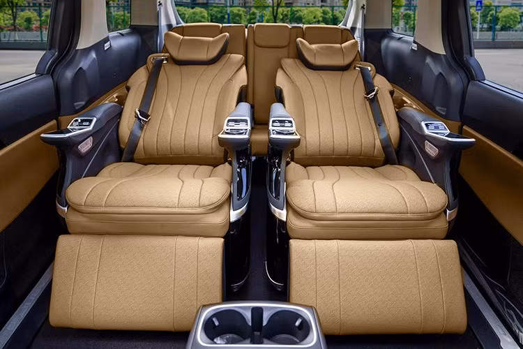 Điểm đặc biệt trên phiên bản Premium Hybrid là khách hàng vẫn có tùy chọn hàng ghế 2 VIP chuẩn thương gia, tích hợp loạt tiện ích cao cấp như: tư thế thư giãn không trọng lực, chức năng massage, màn hình cảm ứng 4.5” điều khiển đa năng, cùng giá đỡ điện thoại từ tính.