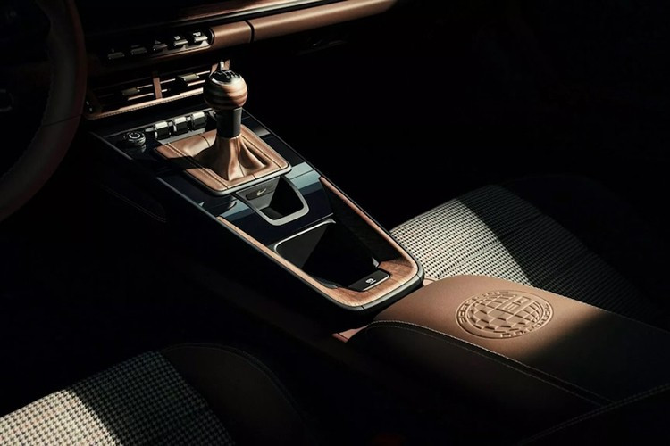 Đồng hồ Sport Chrono được lấy cảm hứng từ đồng hồ Chronograph 1, một phiên bản độc nhất vô nhị dành cho FA Porsche. Nó đi kèm với cần số có củ số bằng gỗ óc chó vân tự nhiên. Những điểm nổi bật khác rất đáng chú ý, bao gồm một tấm bảng vàng trên bảng điều khiển.