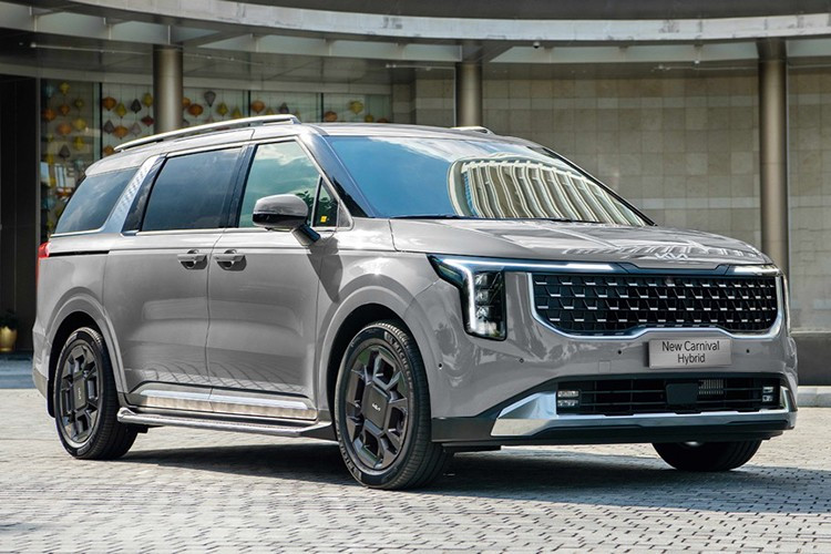 Kia Việt Nam vừa ra mắt New Carnival Hybrid phiên bản Premium, mở rộng danh mục Carnival Hybrid tại thị trường trong nước. Phiên bản mới được phân phối với ba cấu hình gồm Hybrid Premium tiêu chuẩn, Hybrid Premium kèm tùy chọn cá nhân hóa màu nội thất và Hybrid Premium kết hợp hàng ghế 2 VIP cùng màu nội thất mới.
