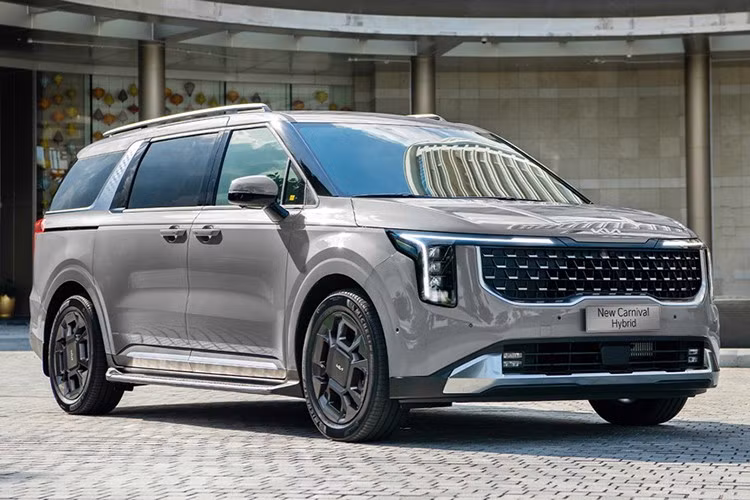 Kia Việt Nam vừa ra mắt New Carnival Hybrid phiên bản Premium, mở rộng danh mục Carnival Hybrid tại thị trường trong nước. Phiên bản mới được phân phối với ba cấu hình gồm Hybrid Premium tiêu chuẩn, Hybrid Premium kèm tùy chọn cá nhân hóa màu nội thất và Hybrid Premium kết hợp hàng ghế 2 VIP cùng màu nội thất mới.
