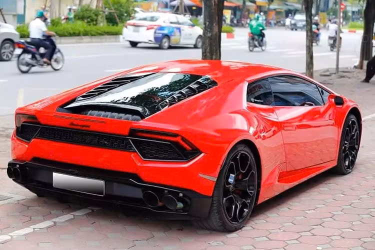 Điểm mới tiếp theo của chiếc siêu xe Lamborghini Huracan 580-2 này chính là việc xe được lắp biển số đấu giá 60K-977.79 với số tiền 115 triệu đồng. Ngoài ra, chiếc siêu xe Lamborghini Huracan phiên bản dẫn động cầu sau trong bài viết này có tiểu sử khá hoành tráng.