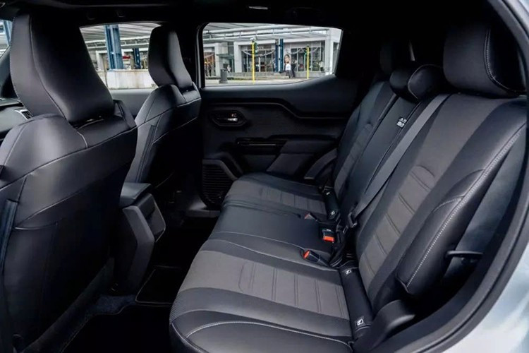 Mặc dù Urban Cruiser có kích thước nhỏ gọn nhưng nội thất lại rộng rãi như một chiếc SUV cỡ trung. Điều này có thể thực hiện được nhờ nền tảng EV và chiều dài cơ sở rộng rãi 2.700 mm, dài hơn 140 mm so với Yaris Cross. Ngoài ra, băng ghế sau có chức năng trượt và ngả để tăng thêm tính thực dụng.