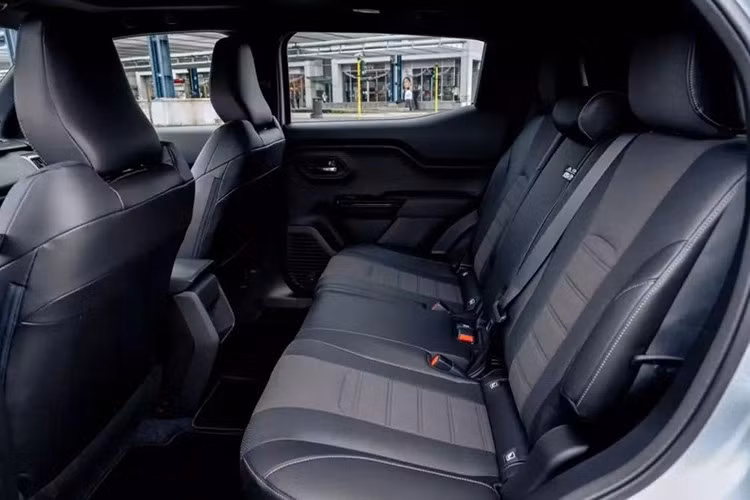 Mặc dù Urban Cruiser có kích thước nhỏ gọn nhưng nội thất lại rộng rãi như một chiếc SUV cỡ trung. Điều này có thể thực hiện được nhờ nền tảng EV và chiều dài cơ sở rộng rãi 2.700 mm, dài hơn 140 mm so với Yaris Cross. Ngoài ra, băng ghế sau có chức năng trượt và ngả để tăng thêm tính thực dụng.