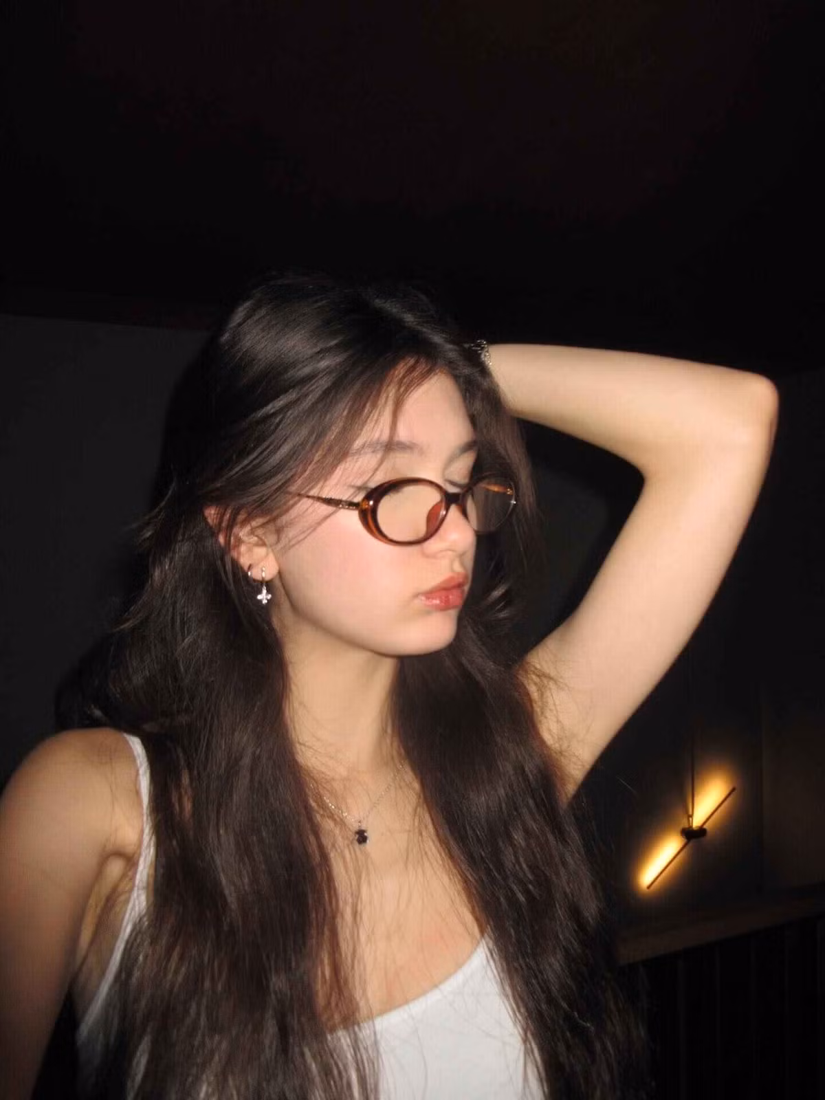 Chỉ cần để tóc buông dài, diện tank-top trắng đơn giản, Thanh Giang đã toát lên khí chất trong trẻo, mong manh. Khi cười thì ngọt ngào, khi nghiêm túc lại mang vẻ kiêu sa như nàng thơ bước ra từ khung tranh.