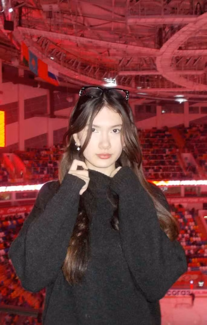 Ở tuổi 18, Thanh Giang sở hữu vẻ đẹp khiến ai cũng phải ngoái nhìn: gương mặt thon gọn, làn da trắng hồng, sống mũi cao sắc nét cùng đôi môi hồng tự nhiên chuẩn "con gái tuổi trăng tròn".