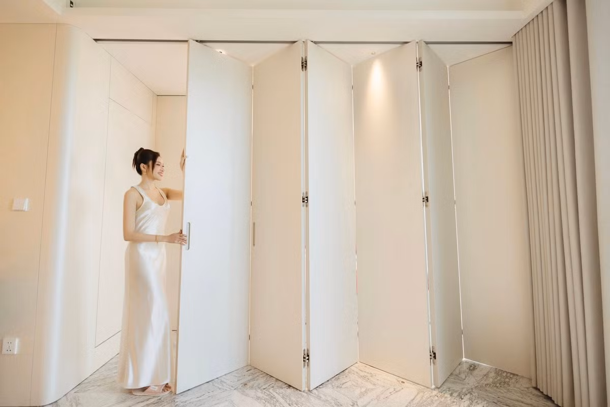 Phòng ngủ là điểm nhấn đặc biệt với thiết kế tối giản nhưng sang trọng. Giường ngủ bọc nỉ tông trung tính, bộ chăn ga màu trầm tạo cảm giác thư giãn, ấm cúng.