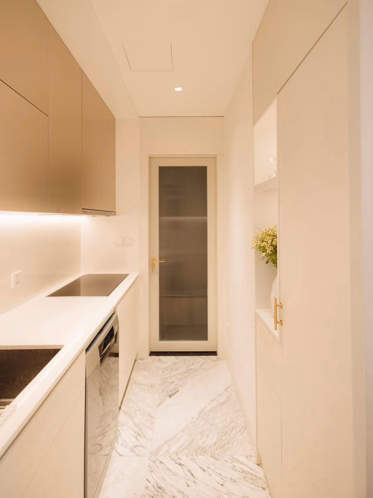 Thanh Thanh Huyền ghi dấu ấn mạnh mẽ với khả năng dẫn song ngữ và trí nhớ đặc biệt, được gọi là “MC không cầm kịch bản” khi từng dẫn một show thời trang dài hơn 3.000 chữ với 75 tên riêng mà không cần nhìn tài liệu.