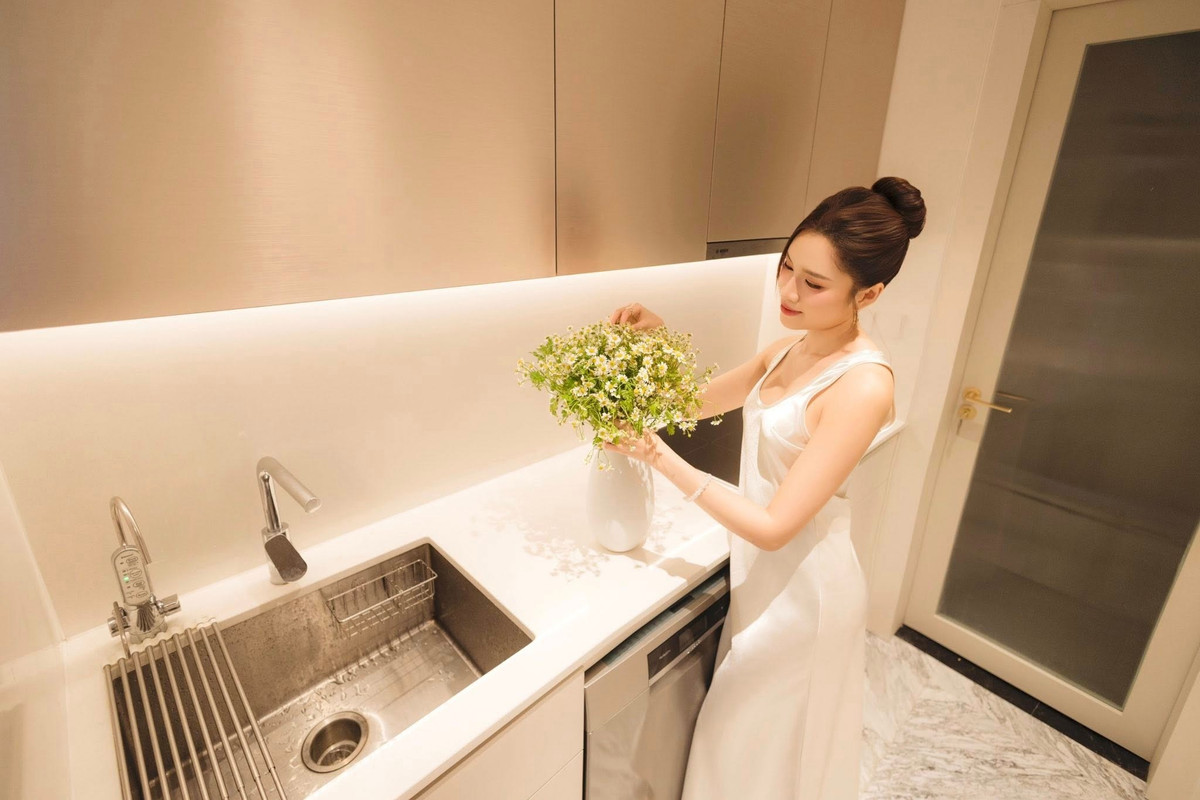 Phòng khách liền mạch với không gian sinh hoạt chung, ưu tiên ánh sáng tự nhiên từ hệ cửa kính lớn nhìn ra khung cảnh thành phố, giúp căn nhà luôn thông thoáng và tràn đầy sinh khí.