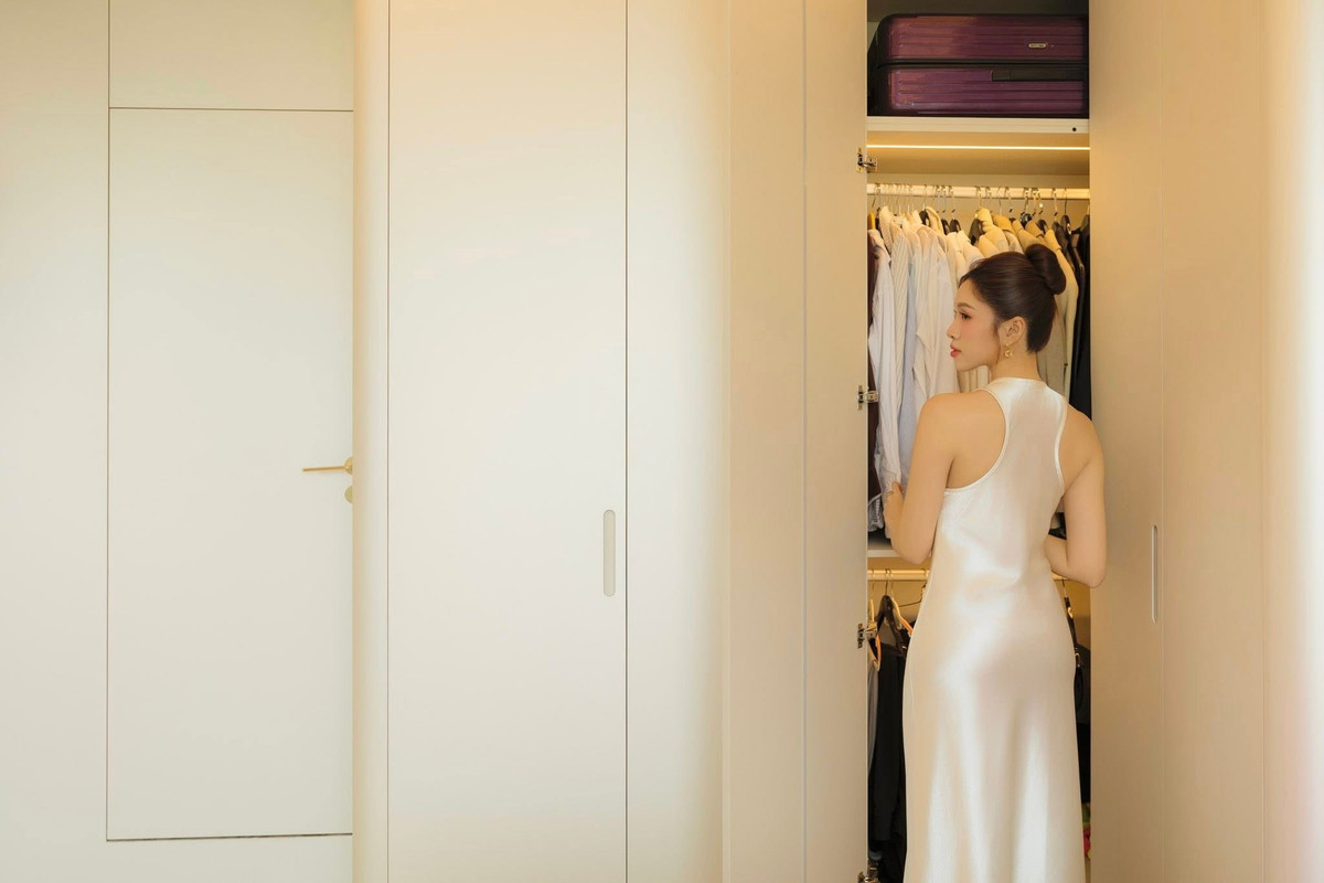 Khu bếp nhỏ gọn nhưng tiện nghi với hệ tủ âm tường phẳng mịn, ánh sáng đèn hắt dịu nhẹ kết hợp mặt đá vân tự nhiên mang đến sự tinh tế trong từng chi tiết.