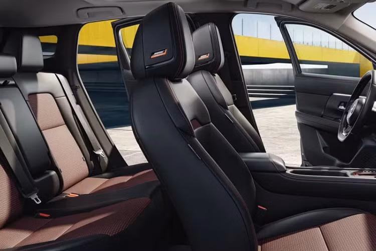 Mà hình mới này cũng sẽ thay thế cho màn hình 7 inch lỗi thời của phiên bản trước đây. Ngoài ra, hai cổng sạc USB-C được bổ sung, tăng khả năng kết nối và sạc nhanh cho thiết bị di động.