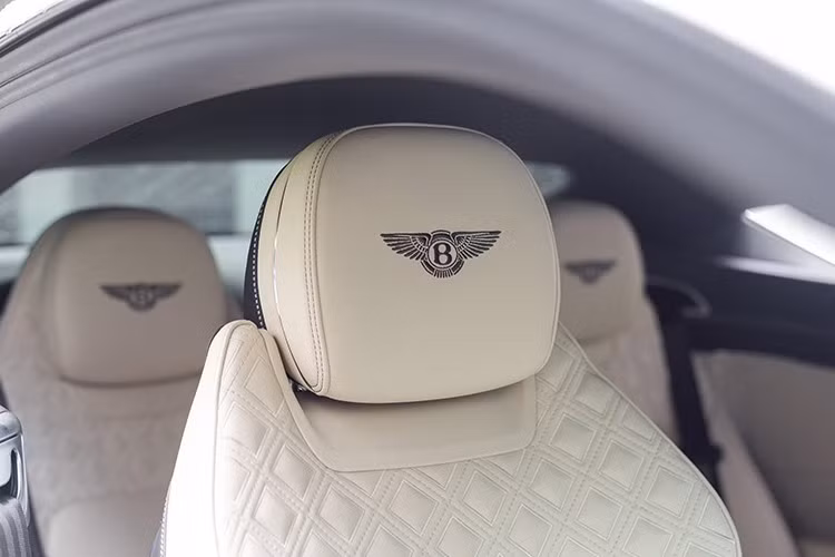 Động cơ của Bentley Continental GT V8 thế hệ mới là trái tim V8, dung tích 4.0L lít, 32 van, được tích hợp bộ tăng áp turbo kép, sản sinh ra công suất tối đa 542 mã lực tại vòng tua máy 6.000 vòng/phút và mô-men xoắn cực đại 770 Nm tại dải vòng tua máy 2.000 đến 4.000 vòng/phút.