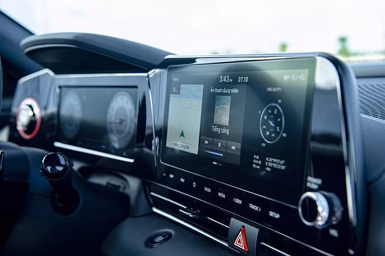 Theo các nguồn tin trong ngành, việc chậm triển khai lộ trình điện hóa khiến Elantra 2026 sẽ ra mắt dưới dạng phiên bản chạy xăng nâng cấp, thay vì chuyển sang hoàn toàn xe điện. Tuy nhiên, các biến thể hybrid và nhiên liệu thay thế vẫn sẽ tiếp tục được cung cấp.