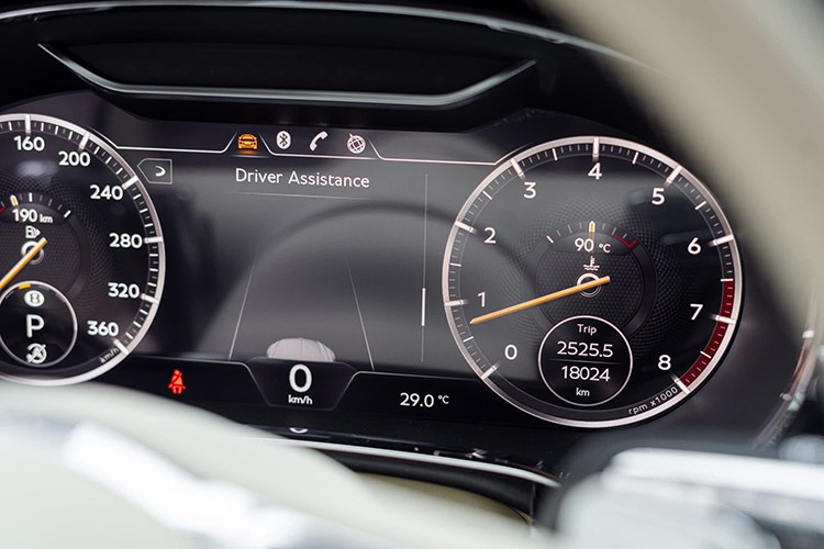 Khác với độ rộng rãi và thoải mái của hàng ghế thứ nhất, hàng ghế thứ hai thích hợp cho người có thân hình nhỏ hoặc trẻ em ngồi do thiết kế Coupe thể thao. Hàng ghế lái có thể chỉnh điện để hàng ghế thứ hai được rộng rãi hơn.