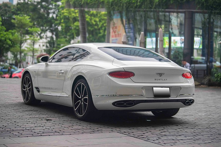 Chiếc Bentley Continental GT V8 này thuộc thế hệ thứ 3 và có giá bán không dưới 18 tỷ đồng tại Việt Nam lúc được nhập về nước. Ngoài ra, xe còn thuộc phiên bản kỷ niệm 100 năm ra đời hãng Bentley với một số điểm nhấn rất dễ nhận ra như logo Bentley có thêm năm 1919 với 2019.