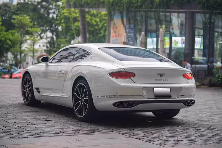 Chiếc Bentley Continental GT V8 này thuộc thế hệ thứ 3 và có giá bán không dưới 18 tỷ đồng tại Việt Nam lúc được nhập về nước. Ngoài ra, xe còn thuộc phiên bản kỷ niệm 100 năm ra đời hãng Bentley với một số điểm nhấn rất dễ nhận ra như logo Bentley có thêm năm 1919 với 2019.