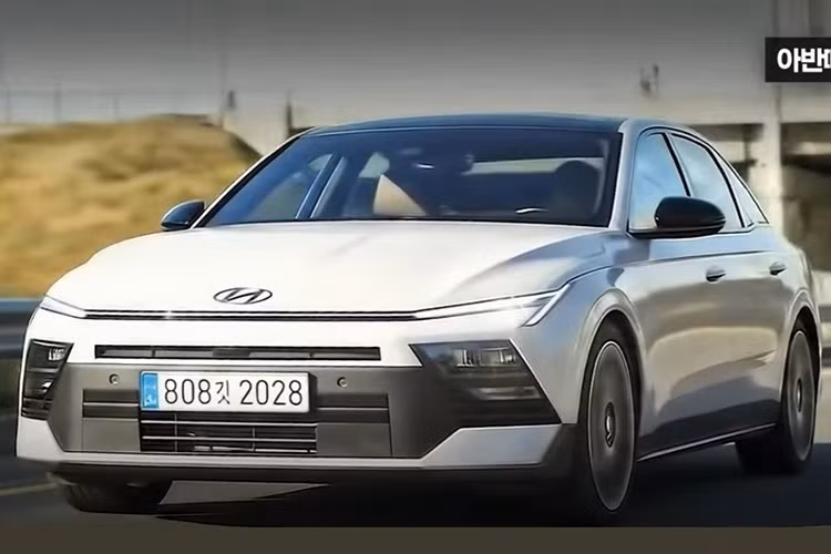 Dù được ngụy trang kỹ lưỡng, Hyundai Elantra thế hệ mới vẫn để lộ nhiều chi tiết cho thấy một diện mạo đầy tham vọng. Phần đầu xe nổi bật với cụm đèn định vị ban ngày góc cạnh tích hợp dải LED trải dài, mặt ca-lăng hình chữ nhật sắc nét.
