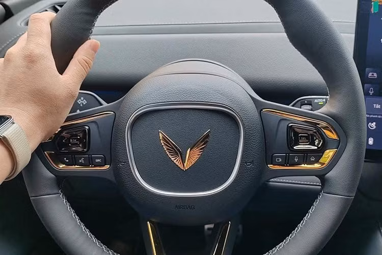 Nhờ nền tảng SUV điện cỡ lớn, VinFast Lạc Hồng 900 LX chống đạn của Việt Nam sẽ vẫn duy trì khả năng tăng tốc ấn tượng dù khối lượng tăng thêm từ lớp giáp. Xe được trang bị hệ dẫn động 4 bánh toàn thời gian, pin dung lượng lớn.