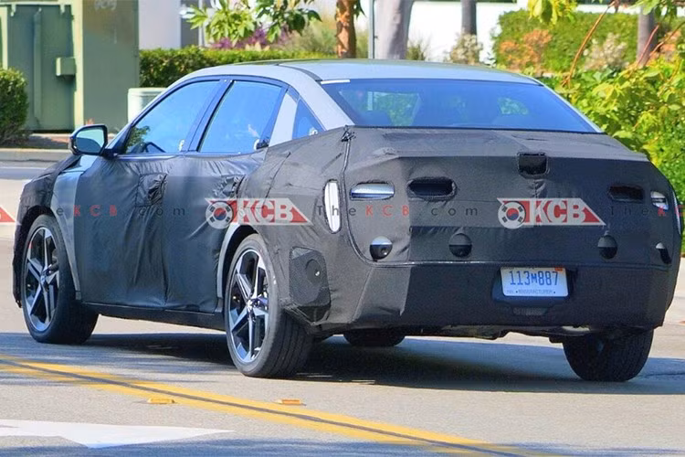 Dù xu hướng điện khí hóa đang diễn ra mạnh mẽ trên toàn cầu, Hyundai vẫn quyết định duy trì dòng động cơ đốt trong cho mẫu xe sedan Elantra nhà Hyundai thêm ít nhất một thế hệ nữa.