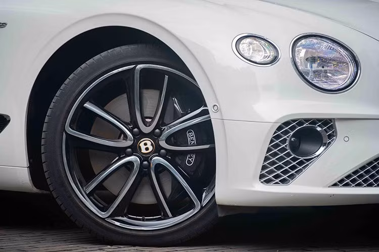 Sự khác biệt của chiếc Coupe siêu sang Bentley Continental GT V8 so với bản Bentley Continental GT W12 nằm ở logo V8 bên hông xe và quan trọng hơn là Bentley Continental GT V8 thế hệ thứ 3 sở hữu ống xả kép rất cá tính và thể thao so với ống xả Oval của Bentley Continental GT W12.