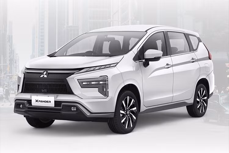Về ngoại thất, Mitsubishi Xpander 2025 mang diện mạo hiện đại hơn với lưới tản nhiệt được thiết kế lại, kết hợp thanh ngang mạ bạc và các nan dọc phía dưới. Cản trước và cản sau đều được làm mới, tạo cảm giác bề thế hơn.