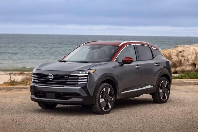 Nissan vừa công bố phiên bản Kicks 2026 với một số nâng cấp đáng chú ý, trong đó có điều chỉnh giá bán nhẹ ở tất cả các phiên bản. Dù vậy, mẫu SUV đô thị cỡ nhỏ này vẫn giữ được vị thế là một trong những mẫu xe có giá dễ tiếp cận nhất tại thị trường Mỹ hiện nay.