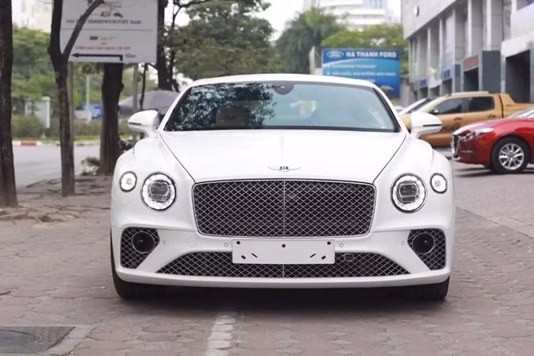Động cơ kết hợp cùng hộp số tự động 8 cấp, nhờ đó mà chiếc Coupe siêu sang thể thao Bentley Continental GT V8 thế hệ mới có thể đua nước rút từ vị trí xuất phát lên 100 km/h chỉ trong thời gian 4 giây trước khi đạt vận tốc tối đa 319 km/h.