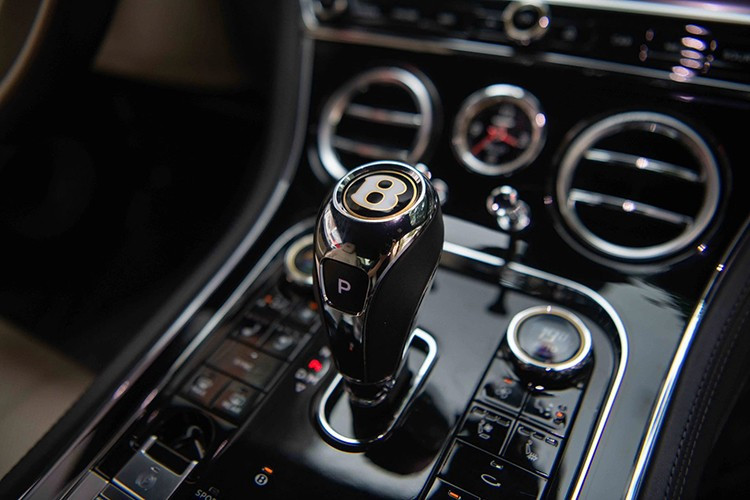 So với "người anh em" Bentley Continental GT W12, các thông số trên Bentley Continental GT V8 rõ ràng kém 84 mã lực ở công suất và 130 Nm.