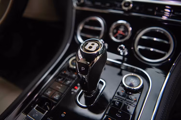 So với "người anh em" Bentley Continental GT W12, các thông số trên Bentley Continental GT V8 rõ ràng kém 84 mã lực ở công suất và 130 Nm.