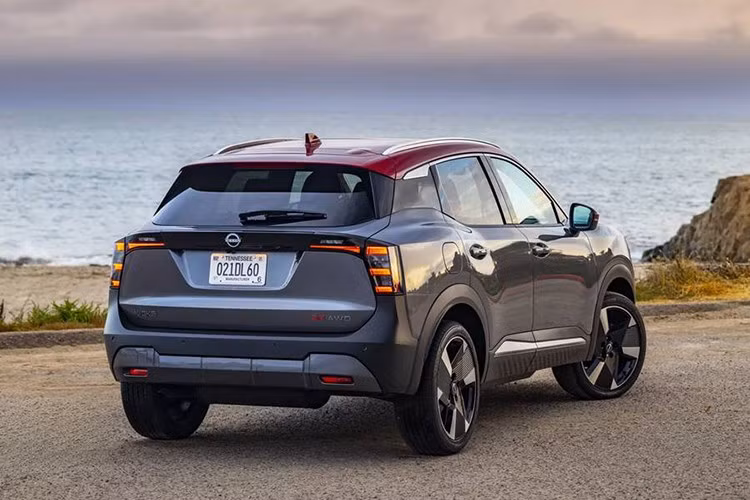 Cụ thể, bản tiêu chuẩn Kicks S dẫn động cầu trước có giá khởi điểm từ 22.430 USD, tăng 600 USD so với đời 2025. Trong khi đó, phiên bản cao cấp nhất Kicks SR với hệ dẫn động bốn bánh tăng nhẹ 480 USD, lên mức 28.160 USD.