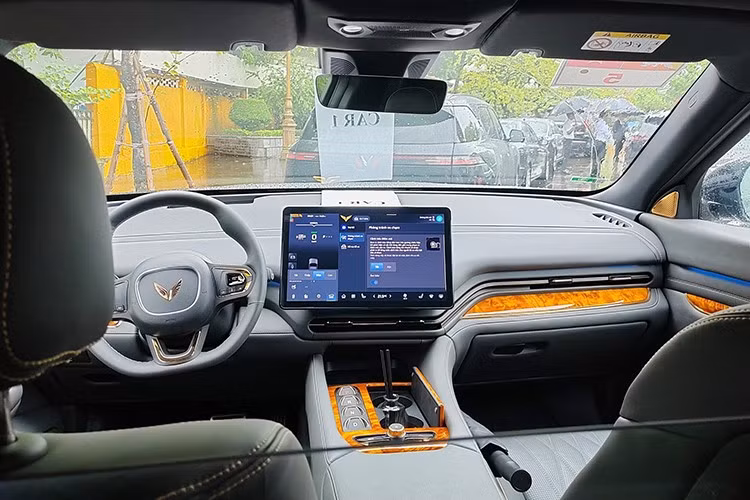 Bên trong, xe vẫn duy trì không gian sang trọng của phiên bản tiêu chuẩn với ghế da cao cấp, màn hình giải trí cỡ lớn, hệ thống âm thanh vòm. Khách hàng có thể tùy chọn thêm khoang VIP tách biệt với rèm chống đạn, ghế massage hạng thương gia và hệ thống thông tin liên lạc vệ tinh phục vụ công việc trong môi trường an ninh cao.