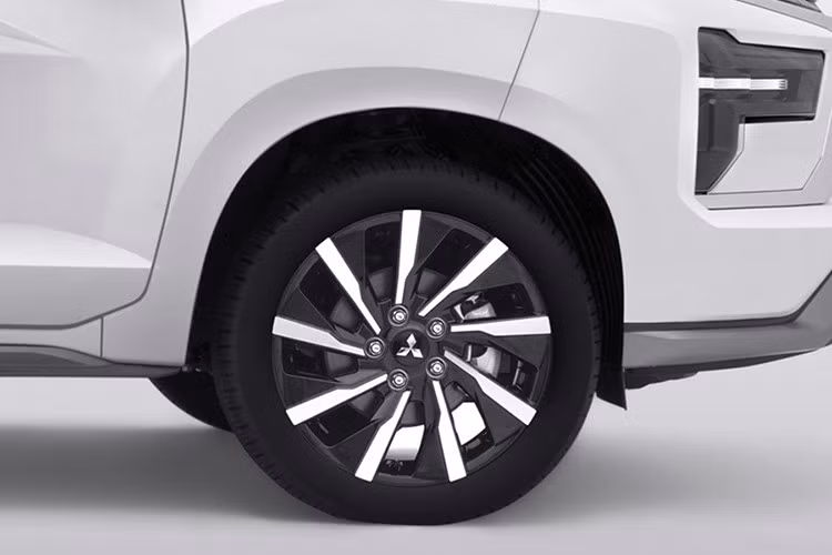 Phiên bản Xpander Cross sở hữu ngoại hình ấn tượng hơn với lưới tản nhiệt hình chữ X, ốp cản trước và sau lớn hơn, cùng mâm hợp kim 4 chấu kép phay bóng.