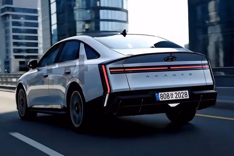 Thiết kế thân xe mang phong cách lai coupe với phần mui thấp, vai xe dày, vòm bánh sau cơ bắp và cụm đèn hậu sắc sảo – những chi tiết gợi nhớ đến mẫu concept N Vision 74 của Hyundai, từng gây tiếng vang lớn trong giới mộ điệu.