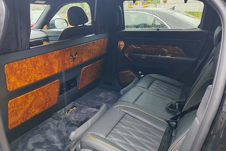 Sự xuất hiện của VinFast Lạc Hồng 900 LX bản chống đạn không chỉ khẳng định tham vọng toàn cầu của hãng xe Việt, mà còn mở ra cơ hội tham gia thị trường xe bọc thép vốn được chi phối bởi các tên tuổi châu Âu và Bắc Mỹ. Mẫu xe này hướng đến đối tượng khách hàng đặc biệt: nguyên thủ quốc gia, doanh nhân cấp cao, cơ quan ngoại giao và lực lượng an ninh.