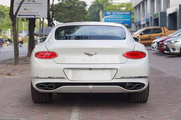 Bù lại, mức giá bán của Coupe siêu sang Bentley Continental GT V8 cũng mềm hơn so với bản W12. Bên cạnh đó, Bentley Continental GT V8 2020 sử dụng động cơ V8, dung tích 4.0 lít nên mức thuế cũng tốt hơn rất nhiều so với bản W12.