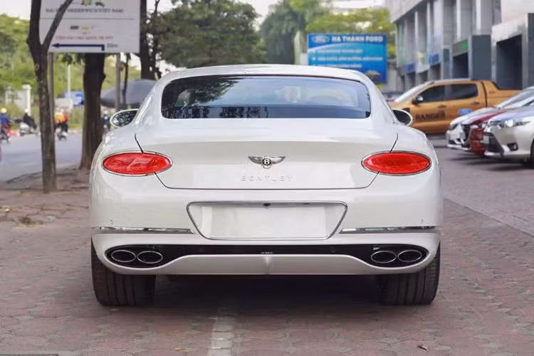 Bù lại, mức giá bán của Coupe siêu sang Bentley Continental GT V8 cũng mềm hơn so với bản W12. Bên cạnh đó, Bentley Continental GT V8 2020 sử dụng động cơ V8, dung tích 4.0 lít nên mức thuế cũng tốt hơn rất nhiều so với bản W12.