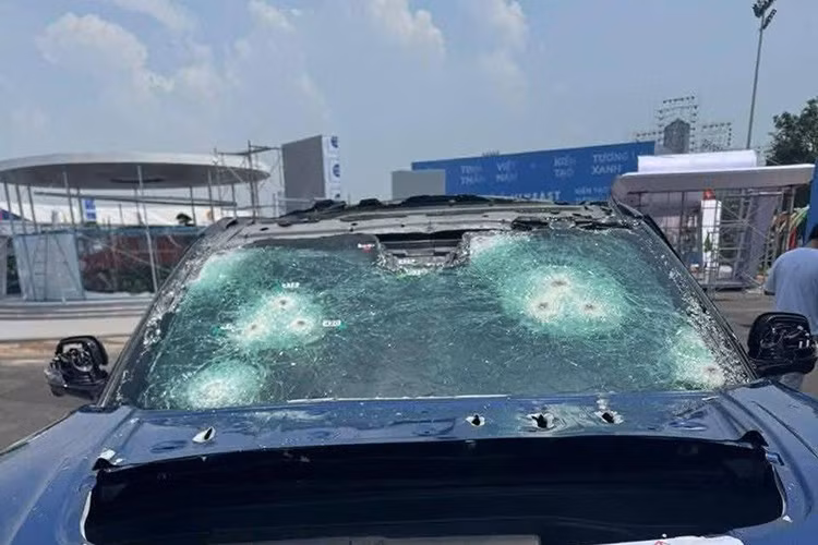 Phiên bản chống đạn của VinFast Lạc Hồng 900 LX giữ nguyên phong cách hầm hố, vuông vức với kích thước đồ sộ, nhưng được bổ sung: Kính chống đạn dày nhiều lớp. Cửa và khung xe gia cố bằng thép bọc composite.