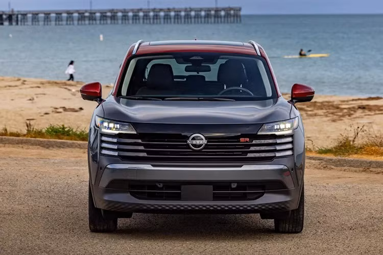 Toàn bộ các phiên bản khác cũng ghi nhận mức tăng tương tự. Nissan đồng thời giữ nguyên phí vận chuyển 1.495 USD, không thay đổi như một số mẫu xe khác trong danh mục sản phẩm. Bất chấp mức giá tăng, Kicks vẫn được xem là lựa chọn đáng tiền trong phân khúc SUV bình dân.