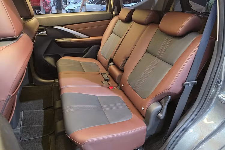 Bảng điều khiển cảm ứng được bố trí lại sang bên trái, thuận tiện cho người lái sử dụng. Hàng ghế thứ hai bổ sung tựa đầu cho vị trí giữa và thêm bệ tì tay trung tâm tích hợp khay để cốc. Riêng Xpander Cross có điểm nhấn là nội thất phối màu đen – đỏ Burgundy sang trọng và ốp trang trí vân gỗ nhân tạo.