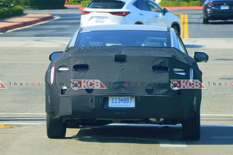 Bên cạnh thiết kế mới, Elantra 2027 dự kiến vẫn giữ lại các tùy chọn động cơ hiện tại, bao gồm máy xăng 1.6L, phiên bản LPG dành cho một số thị trường và hệ truyền động hybrid.