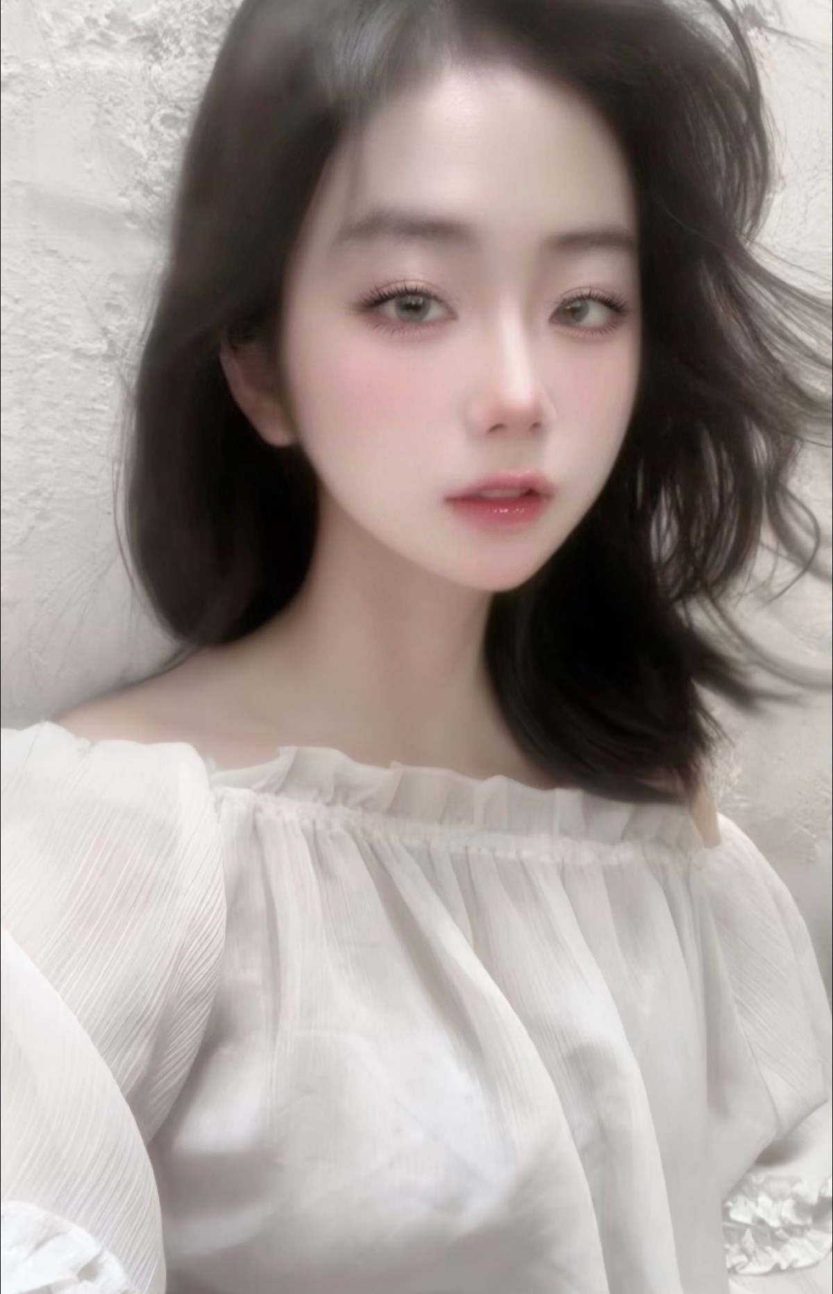 Nó cũng ngầm khẳng định rằng những hình ảnh đó là do chính cô tự nguyện công khai, thuộc về quyền riêng tư và hình ảnh cá nhân của cô. Việc cô thừa nhận mình là "chính chủ" và "hình đó là tôi" cũng là cách để dập tắt những tin đồn.