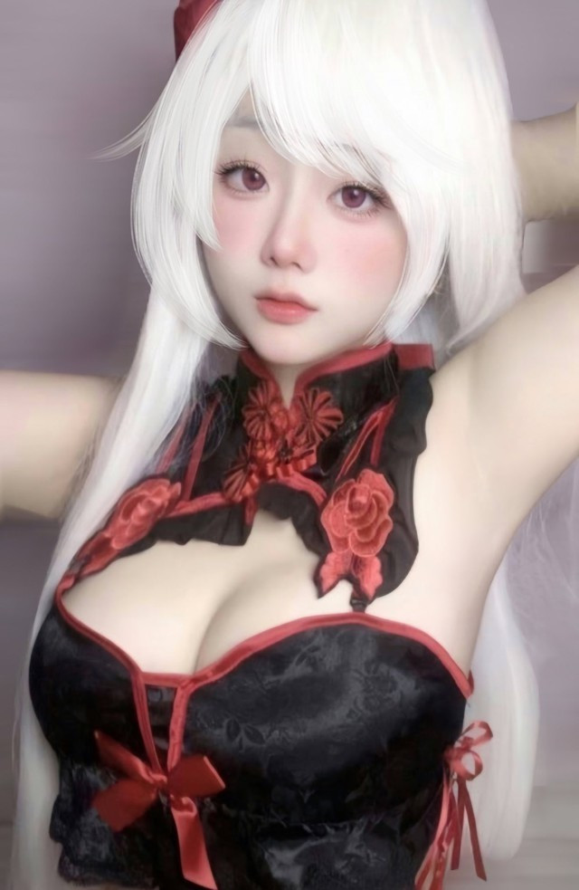 Với lượt theo dõi cao và vô số bộ ảnh cosplay có lượng tương tác sôi nổi, được lan truyền trên mạng xã hội, Hẩu Hẩu Ẳng Rì là mục tiêu cho những kẻ mạo danh.