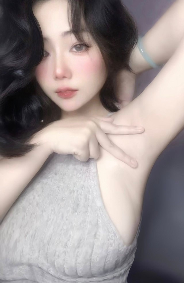 Trước tình trạng này, Hẩu Hẩu Ẳng Rì đã không thể ngồi yên. Cô nàng chia sẻ công khai trên trang cá nhân của mình rằng: "Fb này hiện nay đăng tải rất nhiều hình ảnh của mình (tất cả những hình này đều là của mình) rồi tự nhận là của bạn ấy....