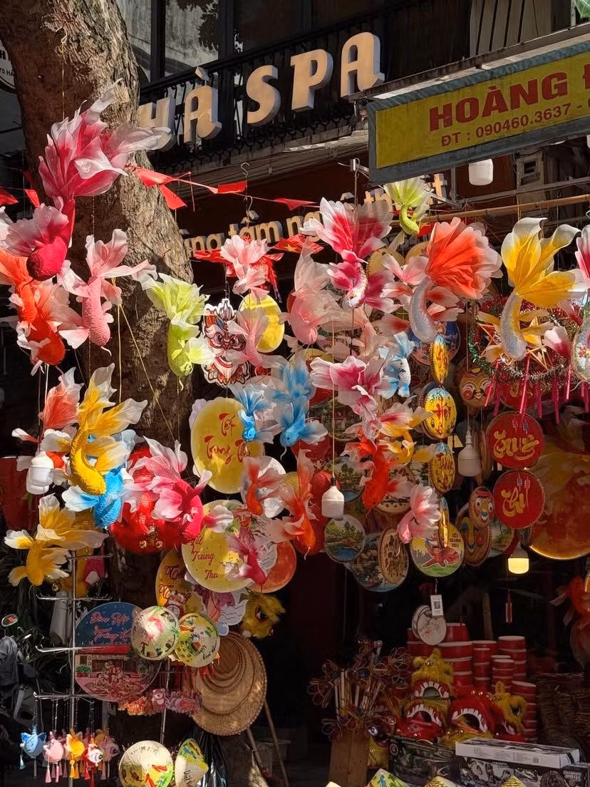 Những âm thanh vui tai của trống, của bỏi hòa cùng tiếng cười nói rộn ràng của người mua kẻ bán, tạo nên một bản nhạc đặc trưng của mùa trăng Rằm. Mặc dù đồ chơi điện tử ngày càng phổ biến, những món đồ truyền thống này vẫn giữ được một sức hút kỳ lạ, gợi lại những kỷ niệm ấu thơ ngọt ngào cho nhiều thế hệ.