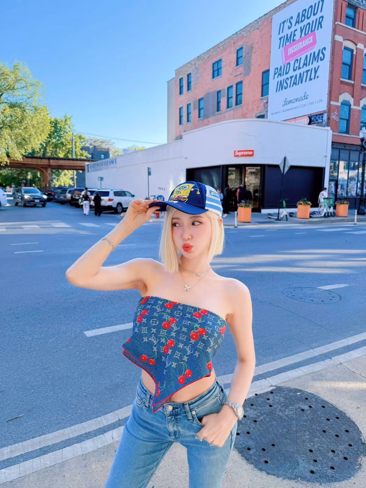 Trong vài tháng, cảm thấy thiếu tự tin, sợ bị ánh mắt kỳ lạ, Soda đã luôn đội tóc giả mỗi khi đi diễn hay tham gia sự kiện đông người. Dần dần, cô bắt đầu thoải mái hơn về tinh thần, thử kết hợp nhiều kiểu tóc giả khác nhau.