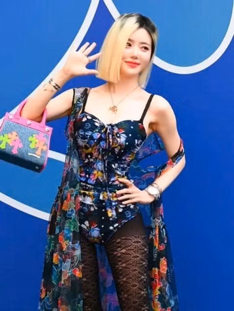 Ngày 4/9, DJ Soda đăng video tham gia Tuần lễ Thời trang Seoul, kèm theo dòng trạng thái cho biết đây là lần đầu tiên cô không còn đội tóc giả đi sự kiện kể từ sau vụ bị rụng cả mảng đầu vì tẩy tóc.