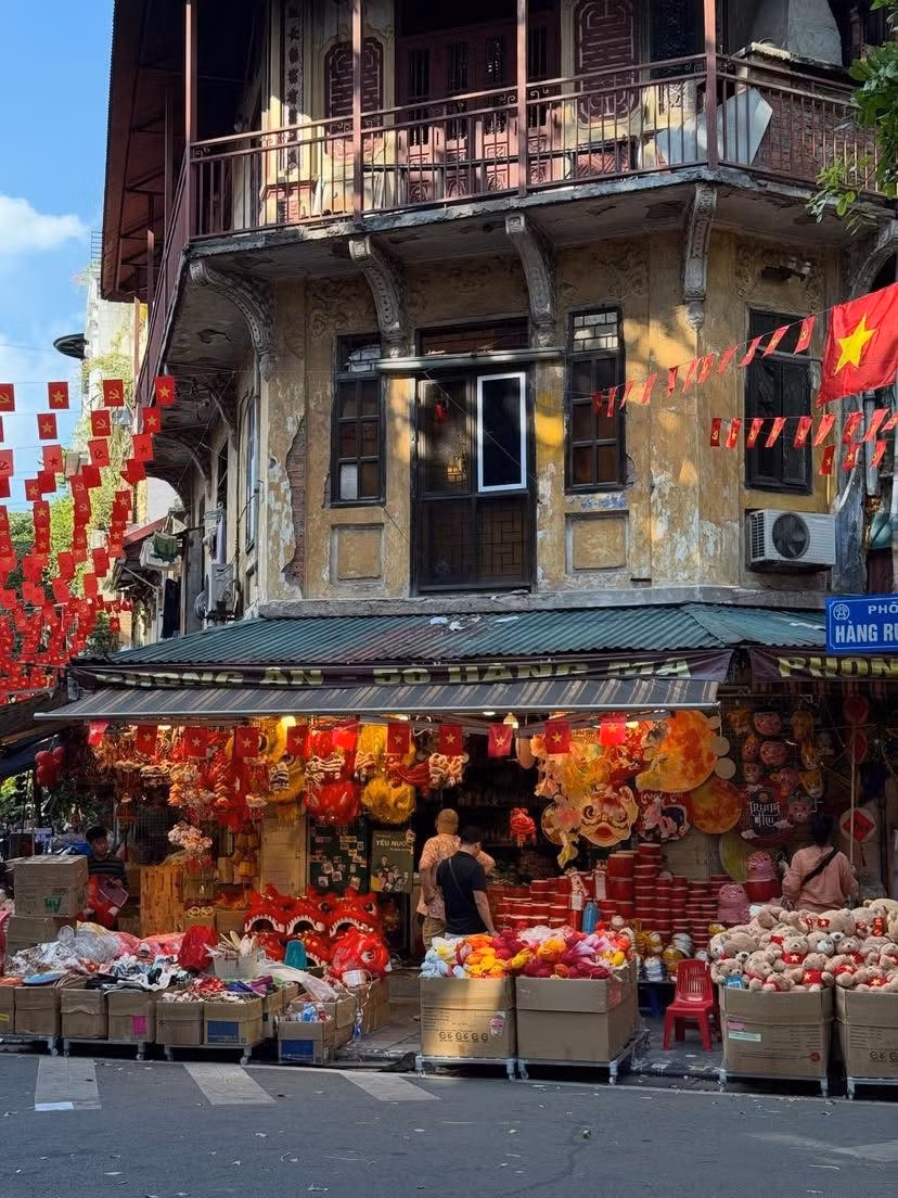 Ánh sáng từ những chiếc lồng đèn giấy kính, lồng đèn nan tre mộc mạc hòa quyện với ánh đèn điện lấp lánh, tạo nên một không gian cổ tích huyền ảo.