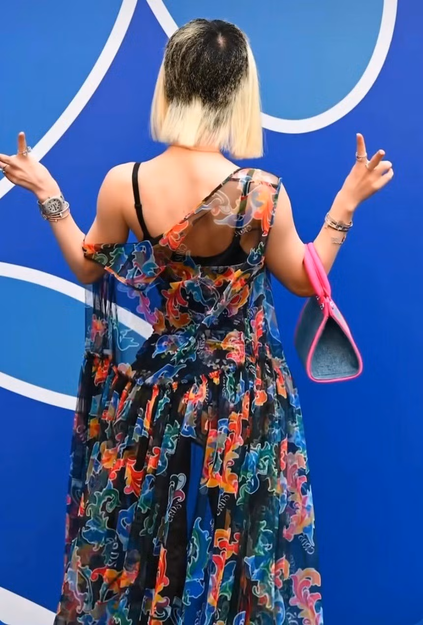 "Tôi được mời đến Tuần lễ Thời trang Seoul và đã suy nghĩ rất nhiều về việc che tóc, muốn trông thật đẹp khi chụp ảnh. Nhưng giờ đây, tôi quyết định không che giấu nữa", nữ DJ bày tỏ.