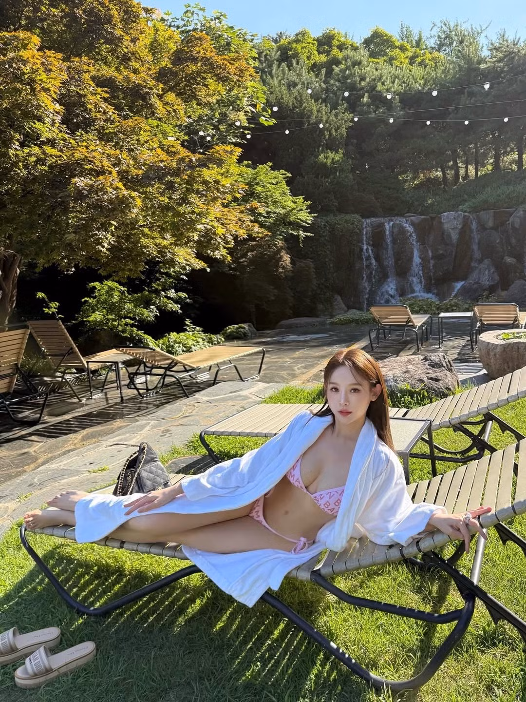 Vốn được mệnh danh là “phú bà” của showbiz Việt, Huyền Baby nàng luôn duy trì phong độ nhan sắc đỉnh cao dù đã bước qua tuổi 30 và là mẹ của hai con.